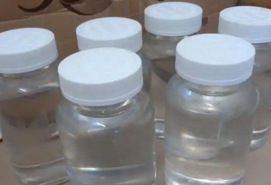 ठोस सामग्री 79-85 प्रतिशत मिथाइलेटेड मेलामाइन फॉर्मेल्डिहाइड रेज़िन पानी में घुलनशील लचीलापन 2 मिमी तक कोटिंग्स और चिपकने वाले पदार्थों के लिए उपयुक्त